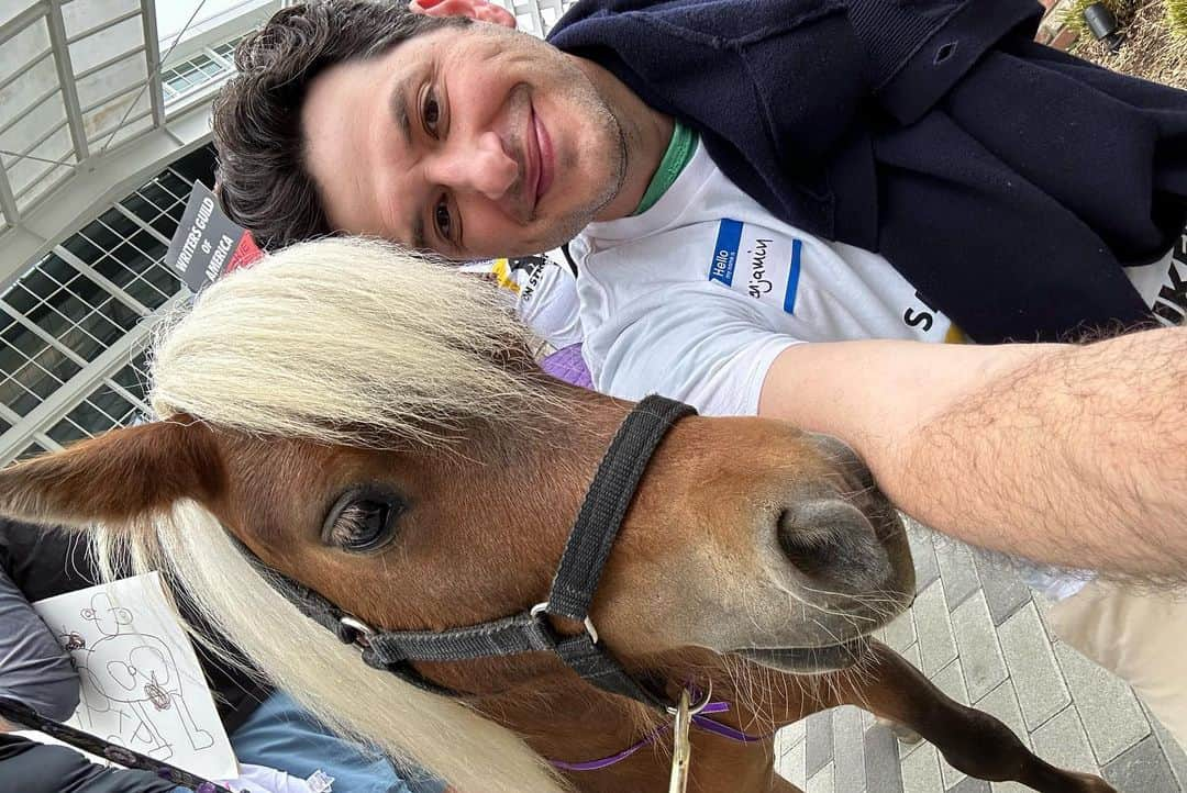 ベン・シュワルツさんのインスタグラム写真 - (ベン・シュワルツInstagram)「Lil Sebastian made a rare public appearance to support the #sagaftrastrike #wgastrike alongside some people who understand how amazing he is.」8月12日 11時12分 - rejectedjokes