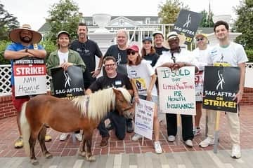 ベン・シュワルツさんのインスタグラム写真 - (ベン・シュワルツInstagram)「Lil Sebastian made a rare public appearance to support the #sagaftrastrike #wgastrike alongside some people who understand how amazing he is.」8月12日 11時12分 - rejectedjokes