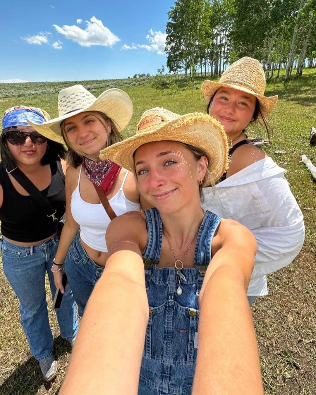 Brooklyn and Baileyのインスタグラム：「Late night dump of random out of context pics HAHA ps. Swipe until the end 👀」