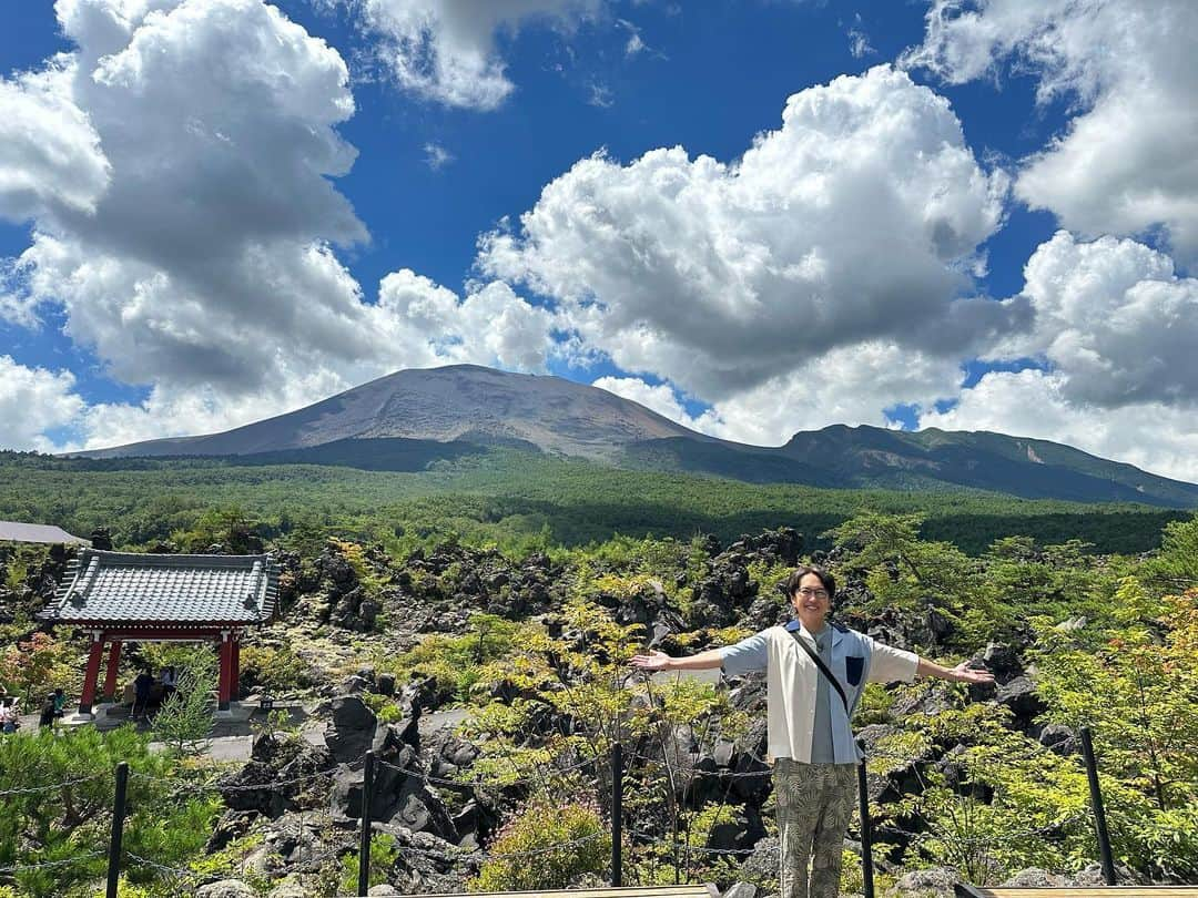 金子貴俊のインスタグラム：「今日は快晴の中ロケ。 気持ちが良いですねー✨ 山見ると自然と穏やかな気持ちになり 本当に癒されるなぁー。 さて、お仕事頑張りますかー！ お盆休み皆さんも楽しんでるかな？」