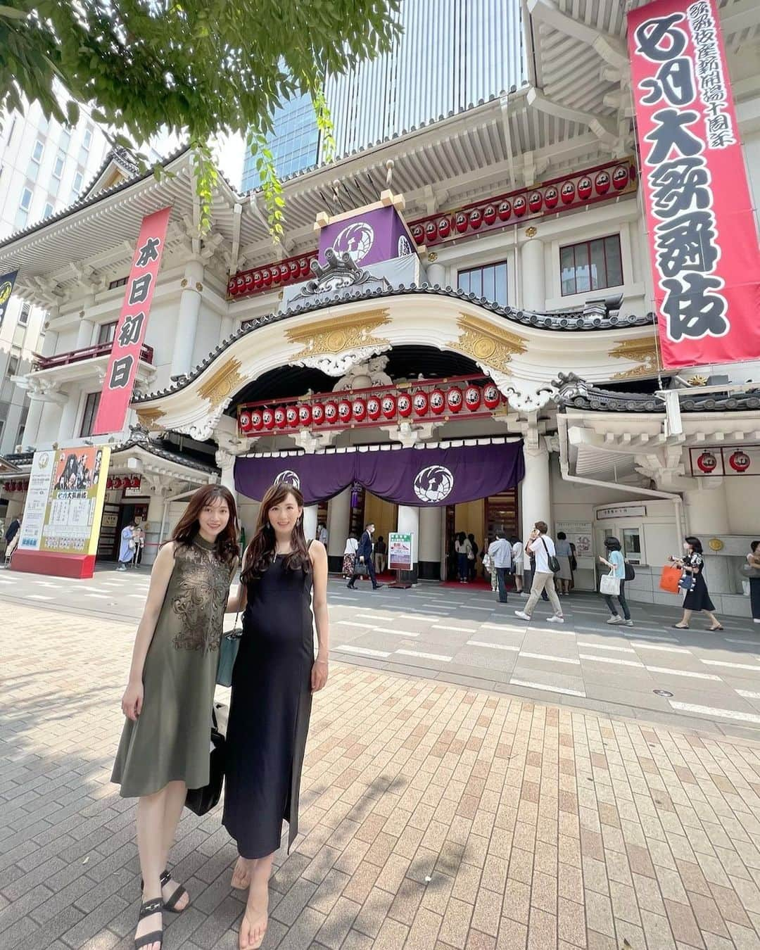 谷中麻里衣さんのインスタグラム写真 - (谷中麻里衣Instagram)「More kabuki pics ✨  七月大歌舞伎へ🥰 ◆ 菊宴月白浪（きくのえんつきのしらなみ） 忍術に凧に乗る宙吊りなど、華やかな舞台✨ 【中車】という文字が登場し、澤瀉屋を盛り上げていきたいという気概を感じる演目でした☺️  妊娠中は行動が制限されるので、冷房がきいた中で座って楽しめる歌舞伎のありがたみがすごい❤️  #歌舞伎#七月大歌舞伎#麻里衣歌舞伎#マタニティコーデ#kabuki#babybump」8月12日 11時22分 - marieyanaka