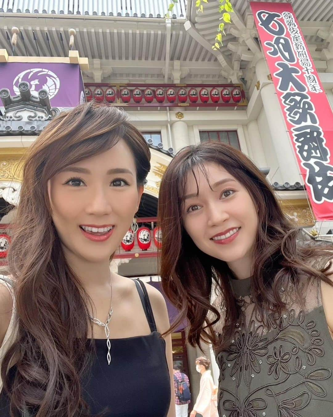 谷中麻里衣のインスタグラム：「More kabuki pics ✨  七月大歌舞伎へ🥰 ◆ 菊宴月白浪（きくのえんつきのしらなみ） 忍術に凧に乗る宙吊りなど、華やかな舞台✨ 【中車】という文字が登場し、澤瀉屋を盛り上げていきたいという気概を感じる演目でした☺️  妊娠中は行動が制限されるので、冷房がきいた中で座って楽しめる歌舞伎のありがたみがすごい❤️  #歌舞伎#七月大歌舞伎#麻里衣歌舞伎#マタニティコーデ#kabuki#babybump」