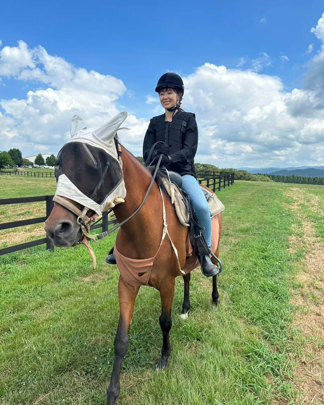 杉山由紀子のインスタグラム：「📍Nasu Farm Village  @nasufarmvillage   久々の乗馬へ🐎✨ 紗栄子ちゃんのやってるファームへ✨ @saekoofficial  東京ドーム11個分の広大な敷地を乗馬✨ やはりうちらの強運さ👍️ 雨予報だったのに晴れで、ピーカンじゃないから乗馬にぴったしな天気♪  お馬さんたちは虫よけのためにマスクみたいなのしてたよ!! 最初に挨拶して、それぞれ性格とか、どこから来たとか色々お話聞けながら乗馬できてよかった✨✨  この前九十九里で乗馬したから少しなれてきた(*^^*)✨  帰ってきてから紗栄子ちゃんの記事読んで✨✨ 殺処分になる可能性があったって書いてあって...すぐ決断して移住されたのほんと凄いなって。  いけてよかった✨✨✨  敷地内の写真は次にあげますね👍️✨  #nasufarmvillage  #紗栄子 #乗馬 #馬 #farm #那須塩原 #お盆 #夏休み #夏やすみ #summer #旅行 #旅 #trip #travel #vacation #japan #japantravel #japantrip #art #栃木県 #栃木県那須」