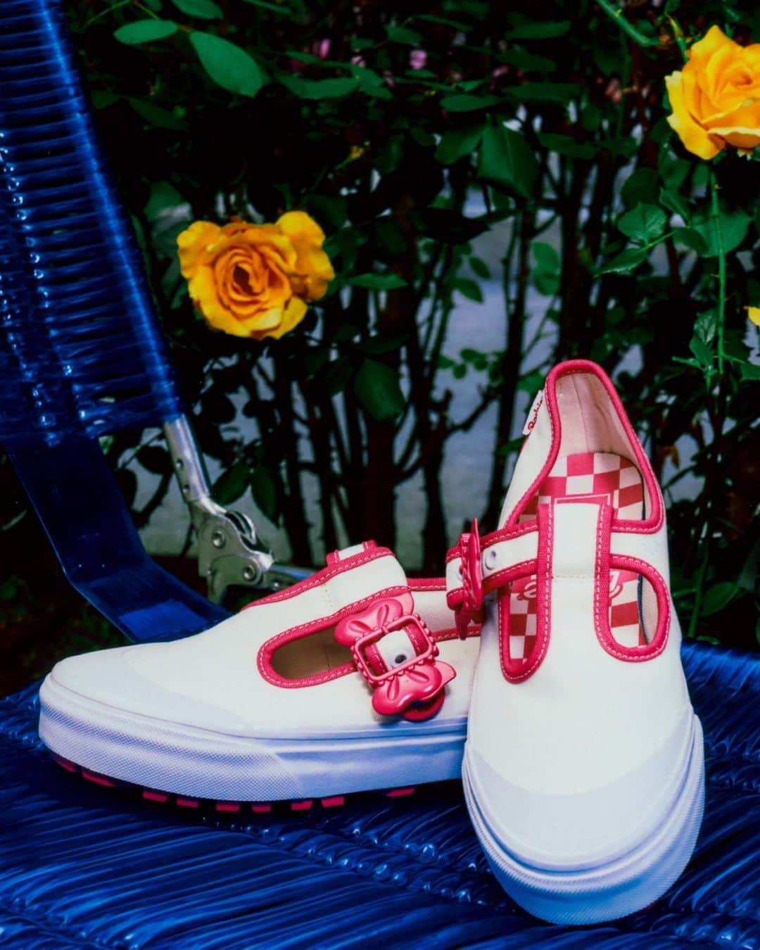 vans girlsさんのインスタグラム写真 - (vans girlsInstagram)「Authentic self-expression and style at its core: the Vans x Barbie collection is a reminder that with a little creativity, anything is possible. Available at the link in bio.」8月12日 2時35分 - vansgirls