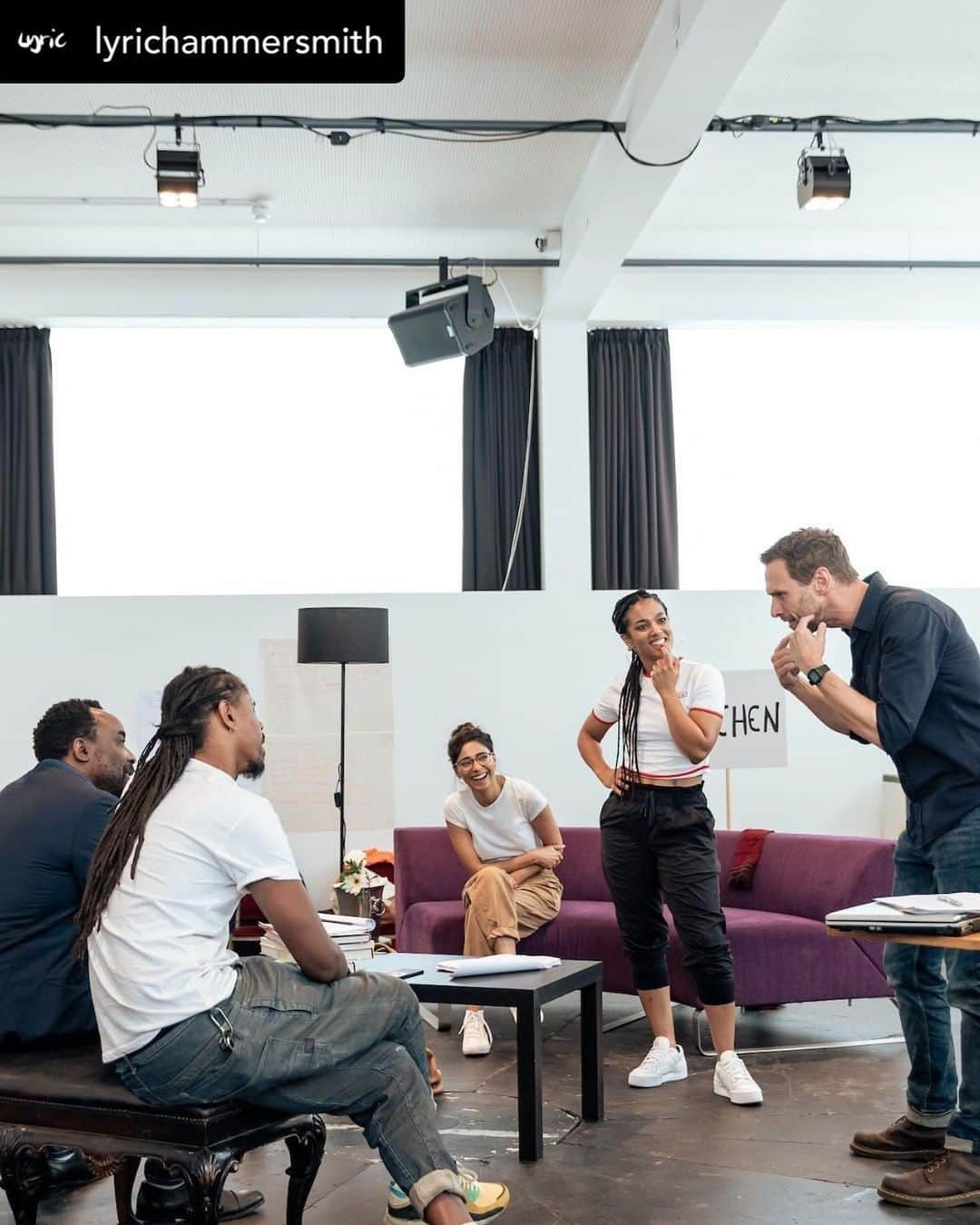 フリーマ・アジェマンのインスタグラム：「•Posted @withregram•   @lyrichammersmith Step inside the rehearsal room of #GodOfCarnageLyric coming soon from 01 Sep.   @bbcdoctorwho and Dreamland star Freema Agyeman returns to the stage for this blistering dark comedy along with Ariyon Bakare (@darkmaterialsofficial), Dinita Gohil (The Father and the Assassin) and Martin Hutson (Small Island).   Book tickets from £10 now at the link in our bio.  📷 @_otherrichard   #YasminaReza #ChristopherHampton #GodOfCarnage #DoctorWho #HisDarkMaterials #AriyonBakare #DinitaGohil #MartinHutson #LyricHammersmithTheatre」