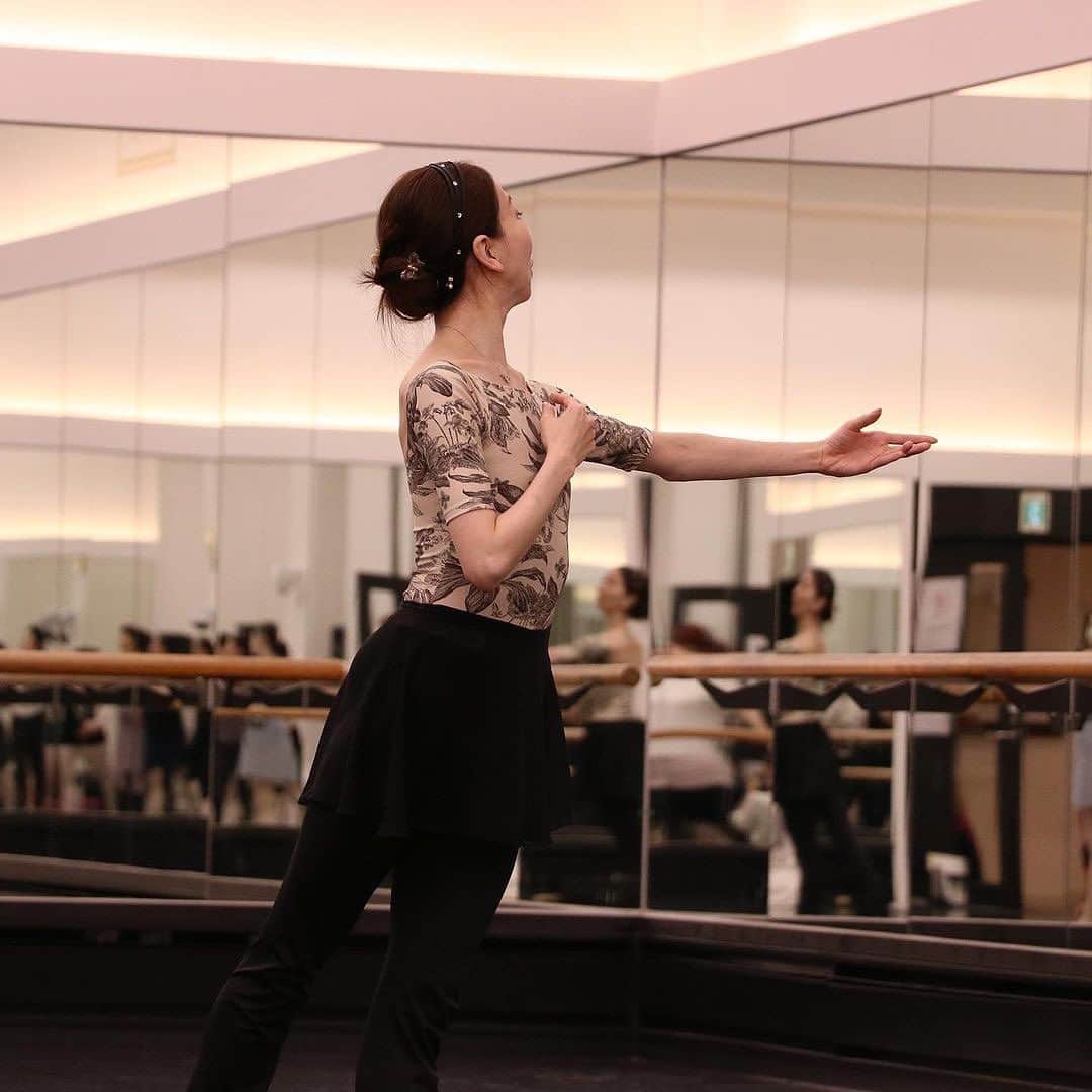 加治屋百合子さんのインスタグラム写真 - (加治屋百合子Instagram)「・  Summer memory in Japan 🇯🇵  Always a pleasure teaching at @angelr_ballet in Tokyo.  Angel R Ballet studio is a open class ballet studio for adults🩰  夏の思い出in Japan🇯🇵   @angelr_ballet でのレッスンではwonderfulピアニスト @ina_bato さんと大人の初級&初中級クラスのを行いました♡ 「恐れ多くて受けられません。もっと踊れるようになったらいつか参加したいです」など、このようなメッセージをいただきますが、恐れ多いだなんて😭　 私は、バレエの基礎＆バレエの魅力や楽しさを皆さんにお伝えしたいので、ぜひ次はレッスンを受けに来て下さいね💓  ********  以下エンジェルRさんより再投稿です:  加治屋百合子先生特別ワークショップ終了しました！  一人ひとりに触って直してくださったり、個人的にも注意をしてくださったり、目線の付け方や、腕の動かし方など細かいことをご指導いただきました！  基礎や技術ももちろん大切ですが、表現をすること、音楽の重要性、をクラス通して教えてくださり、受講していた皆さんが加治屋さんから何かを受け取ってお帰りになっていると嬉しいです！  踊り終わった後のポーズは、自分が好きなポーズで！ 舞台からはけるよ/レオタードうに走っていく動きでは、好きなアームスで走って！ と、それぞれが良いと思う表現を引き出してくださいました。  「現役で舞台に立っているからこそ感じることを皆さんとシェアしたい」と、加治屋さん自身のお話も沢山してくださり、とにかくバレエを楽しく踊ることにフォーカスした、加治屋さんにしかできないクラスでした。  ピアニスト稲葉さんが奏でてくださる素敵なメロディーと、加治屋先生のアドバイスに溢れた、贅沢な時間で、受講者の皆さんも目を輝かせて楽しまれている様子が印象的でした。  ご参加いただきました皆様、加治屋先生、稲葉さんありがとうございました！  Beautiful leotard & headband ／レオタード & カチューシャby @sylphynes 💓」8月12日 2時51分 - yuriko_kajiya