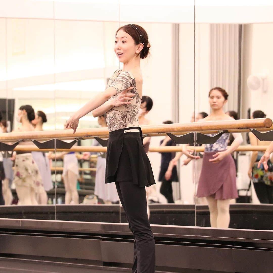 加治屋百合子さんのインスタグラム写真 - (加治屋百合子Instagram)「・  Summer memory in Japan 🇯🇵  Always a pleasure teaching at @angelr_ballet in Tokyo.  Angel R Ballet studio is a open class ballet studio for adults🩰  夏の思い出in Japan🇯🇵   @angelr_ballet でのレッスンではwonderfulピアニスト @ina_bato さんと大人の初級&初中級クラスのを行いました♡ 「恐れ多くて受けられません。もっと踊れるようになったらいつか参加したいです」など、このようなメッセージをいただきますが、恐れ多いだなんて😭　 私は、バレエの基礎＆バレエの魅力や楽しさを皆さんにお伝えしたいので、ぜひ次はレッスンを受けに来て下さいね💓  ********  以下エンジェルRさんより再投稿です:  加治屋百合子先生特別ワークショップ終了しました！  一人ひとりに触って直してくださったり、個人的にも注意をしてくださったり、目線の付け方や、腕の動かし方など細かいことをご指導いただきました！  基礎や技術ももちろん大切ですが、表現をすること、音楽の重要性、をクラス通して教えてくださり、受講していた皆さんが加治屋さんから何かを受け取ってお帰りになっていると嬉しいです！  踊り終わった後のポーズは、自分が好きなポーズで！ 舞台からはけるよ/レオタードうに走っていく動きでは、好きなアームスで走って！ と、それぞれが良いと思う表現を引き出してくださいました。  「現役で舞台に立っているからこそ感じることを皆さんとシェアしたい」と、加治屋さん自身のお話も沢山してくださり、とにかくバレエを楽しく踊ることにフォーカスした、加治屋さんにしかできないクラスでした。  ピアニスト稲葉さんが奏でてくださる素敵なメロディーと、加治屋先生のアドバイスに溢れた、贅沢な時間で、受講者の皆さんも目を輝かせて楽しまれている様子が印象的でした。  ご参加いただきました皆様、加治屋先生、稲葉さんありがとうございました！  Beautiful leotard & headband ／レオタード & カチューシャby @sylphynes 💓」8月12日 2時51分 - yuriko_kajiya