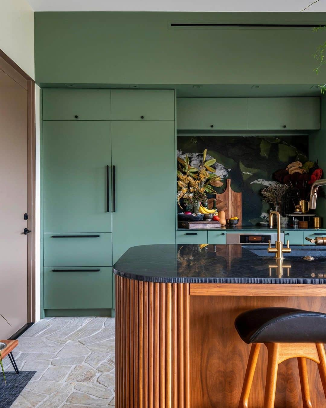 Sweeten Homeさんのインスタグラム写真 - (Sweeten HomeInstagram)「Cannot get enough of the green and wood combo, plus strong mid-century vibes in this gorgeous California hillside remodel. Swipe to tour—and prepare to fall in love 😍  Renovated with Sweeten ✨」8月12日 3時20分 - sweeten_home