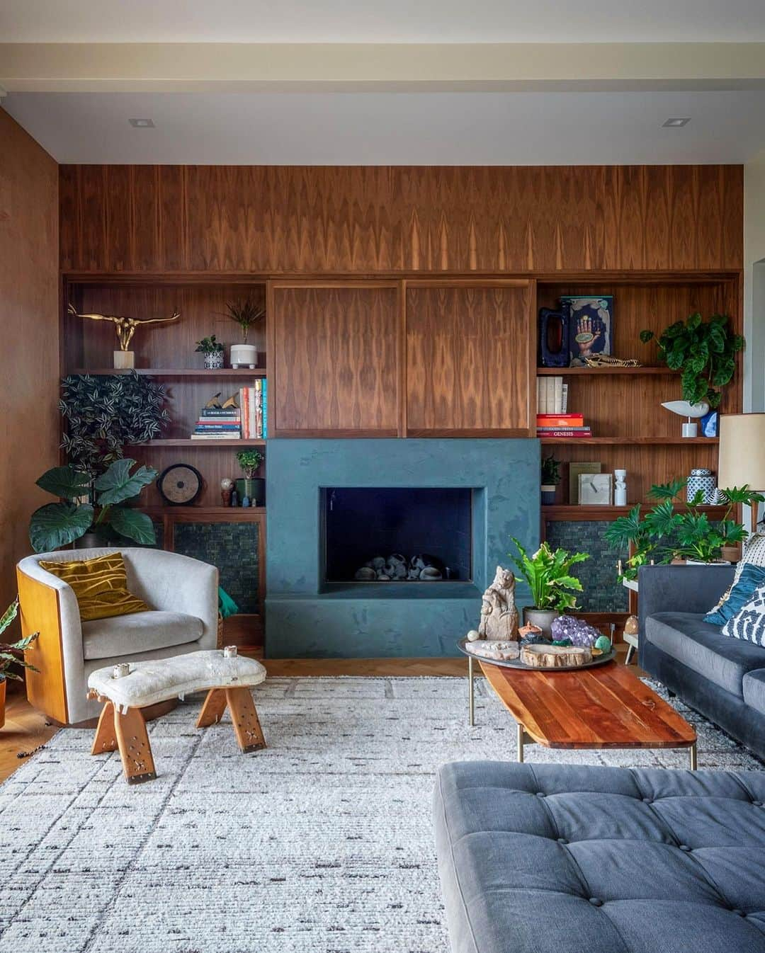 Sweeten Homeさんのインスタグラム写真 - (Sweeten HomeInstagram)「Cannot get enough of the green and wood combo, plus strong mid-century vibes in this gorgeous California hillside remodel. Swipe to tour—and prepare to fall in love 😍  Renovated with Sweeten ✨」8月12日 3時20分 - sweeten_home