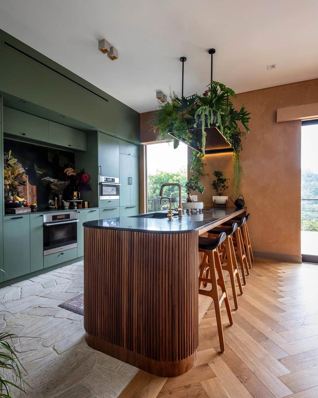 Sweeten Homeさんのインスタグラム写真 - (Sweeten HomeInstagram)「Cannot get enough of the green and wood combo, plus strong mid-century vibes in this gorgeous California hillside remodel. Swipe to tour—and prepare to fall in love 😍  Renovated with Sweeten ✨」8月12日 3時20分 - sweeten_home