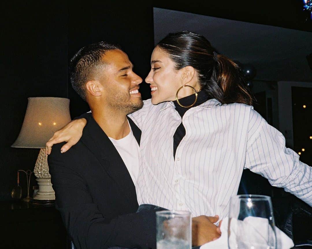 ディエゴ・レジェスのインスタグラム：「11 de agosto.  Seis años de novios, y vamos por una eternidad juntos! ❤️  Te amo, compañerito.  Qué bendición caminar de la mano!!!」