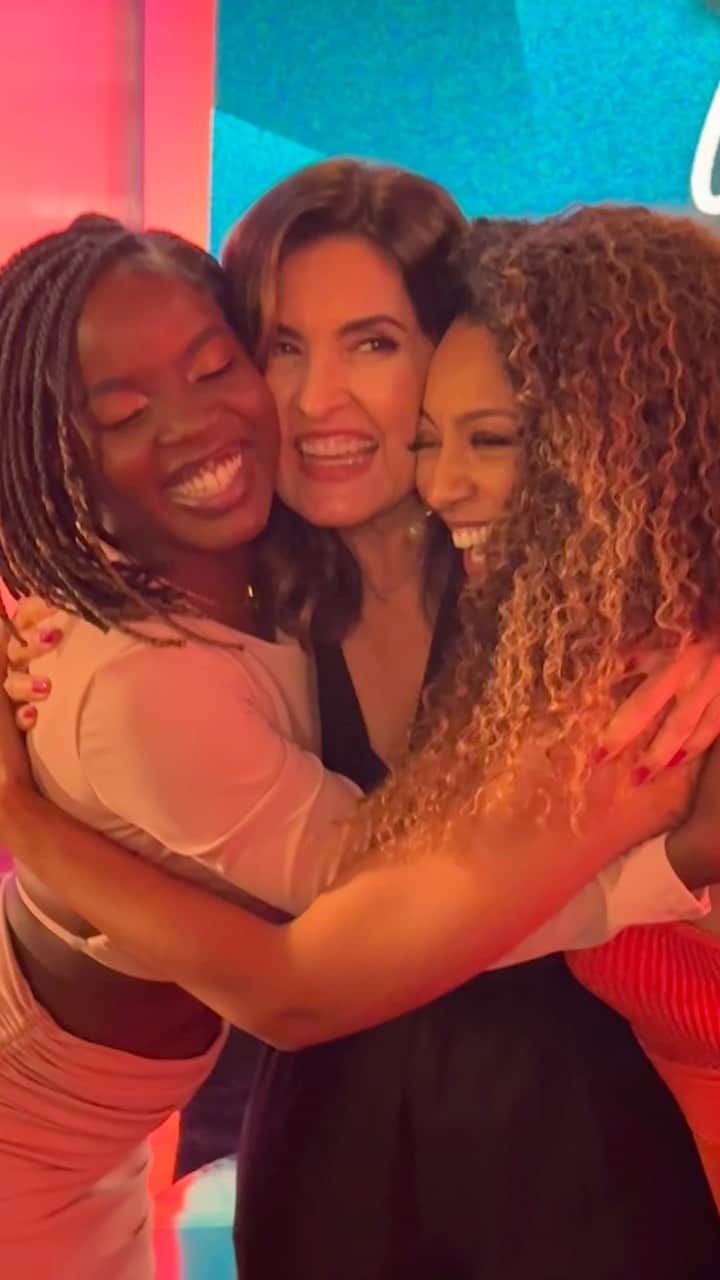 ファチマ・ベルナルデスのインスタグラム：「Que alegria participar do último capítulo dessa novela de tanto sucesso. Obrigada Rosane Svartman pelo convite e @paulo.silvestrini pela recepção carinhosa. @sheronmenezzes e @claramoneke foi demais estar com vcs. Parabéns pra vocês duas e pra todo o elenco de #vainafé ❤️🙏🏼」