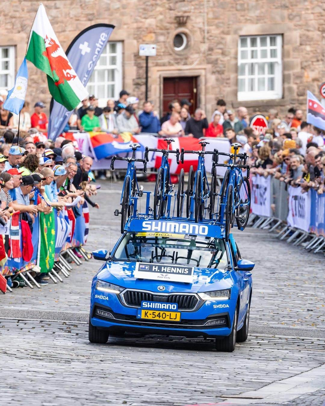 Shimanoさんのインスタグラム写真 - (ShimanoInstagram)「@remco.ev triumphs in elite men's TT at the 2023 @uci_cycling World Championships. @gannafilippo claims silver, while 19-year-old @joshytarling stuns with a remarkable bronze debut. Making a full Shimano Dura-Ace Di2 podium 💪  #ShimanoRoad #FindYourFast #glasgowscotland2023 📸 @leon_van_bon」8月12日 3時36分 - rideshimano