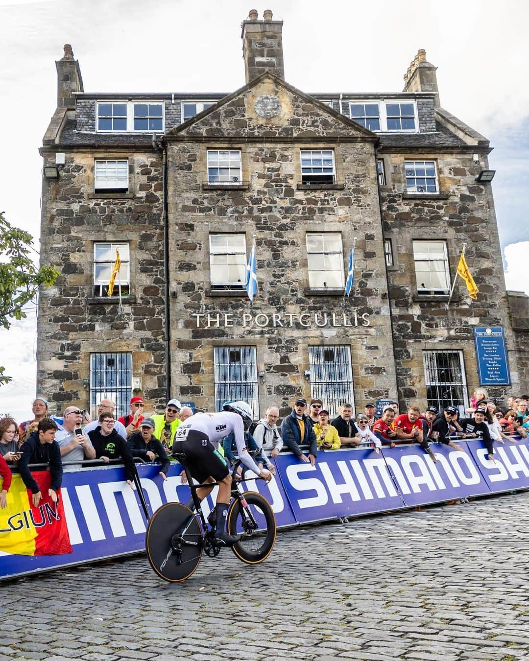 Shimanoさんのインスタグラム写真 - (ShimanoInstagram)「@remco.ev triumphs in elite men's TT at the 2023 @uci_cycling World Championships. @gannafilippo claims silver, while 19-year-old @joshytarling stuns with a remarkable bronze debut. Making a full Shimano Dura-Ace Di2 podium 💪  #ShimanoRoad #FindYourFast #glasgowscotland2023 📸 @leon_van_bon」8月12日 3時36分 - rideshimano