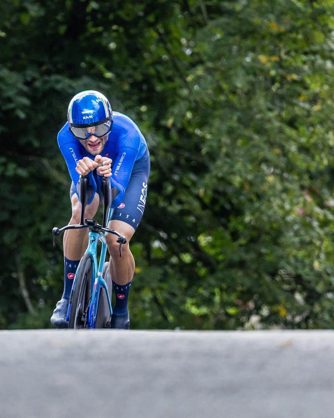 Shimanoさんのインスタグラム写真 - (ShimanoInstagram)「@remco.ev triumphs in elite men's TT at the 2023 @uci_cycling World Championships. @gannafilippo claims silver, while 19-year-old @joshytarling stuns with a remarkable bronze debut. Making a full Shimano Dura-Ace Di2 podium 💪  #ShimanoRoad #FindYourFast #glasgowscotland2023 📸 @leon_van_bon」8月12日 3時36分 - rideshimano