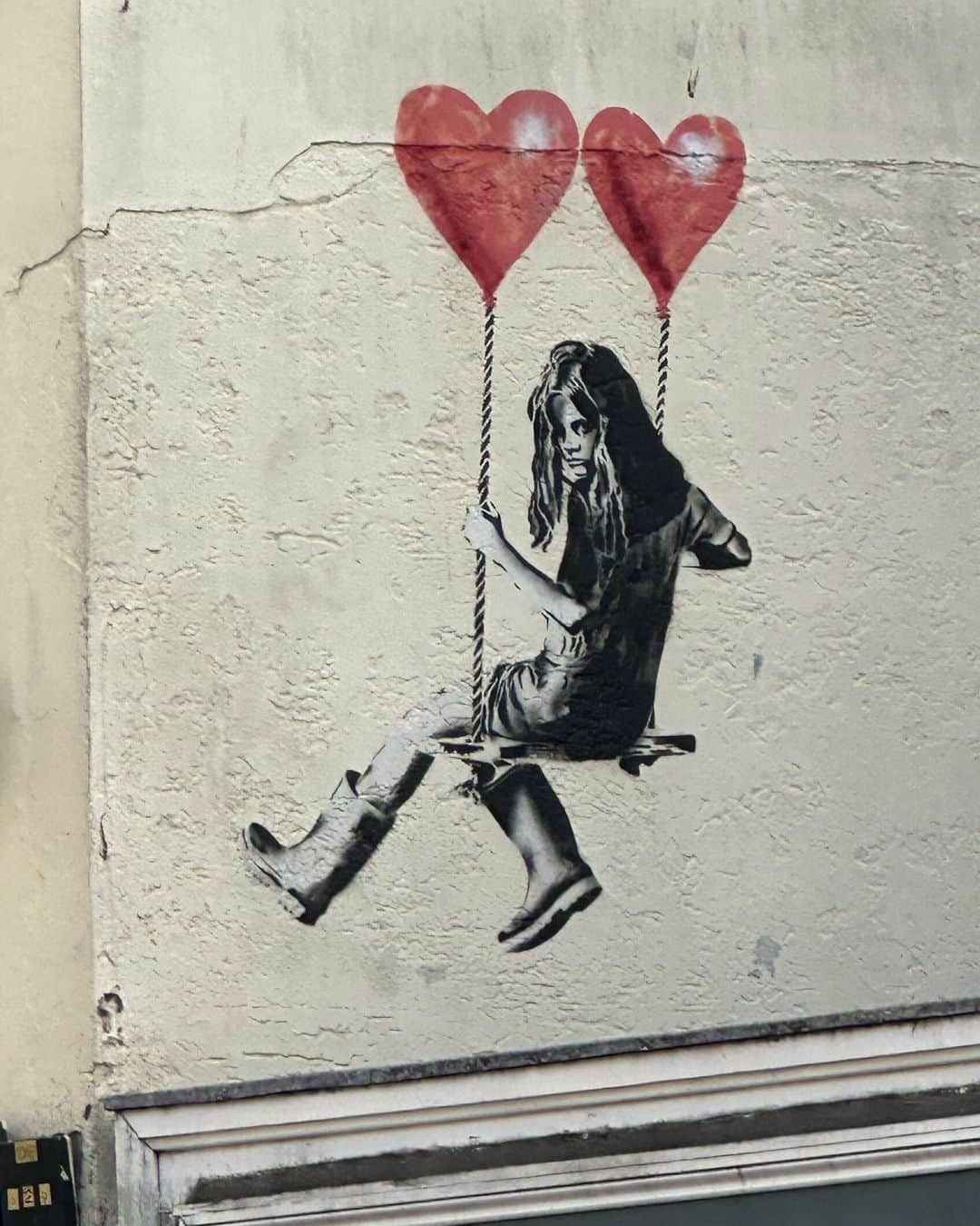 ジョーイ・バートンさんのインスタグラム写真 - (ジョーイ・バートンInstagram)「BRISTOL 💪  Balloon Festival and a @banksy 💙」8月12日 3時47分 - joey7bartonofficial