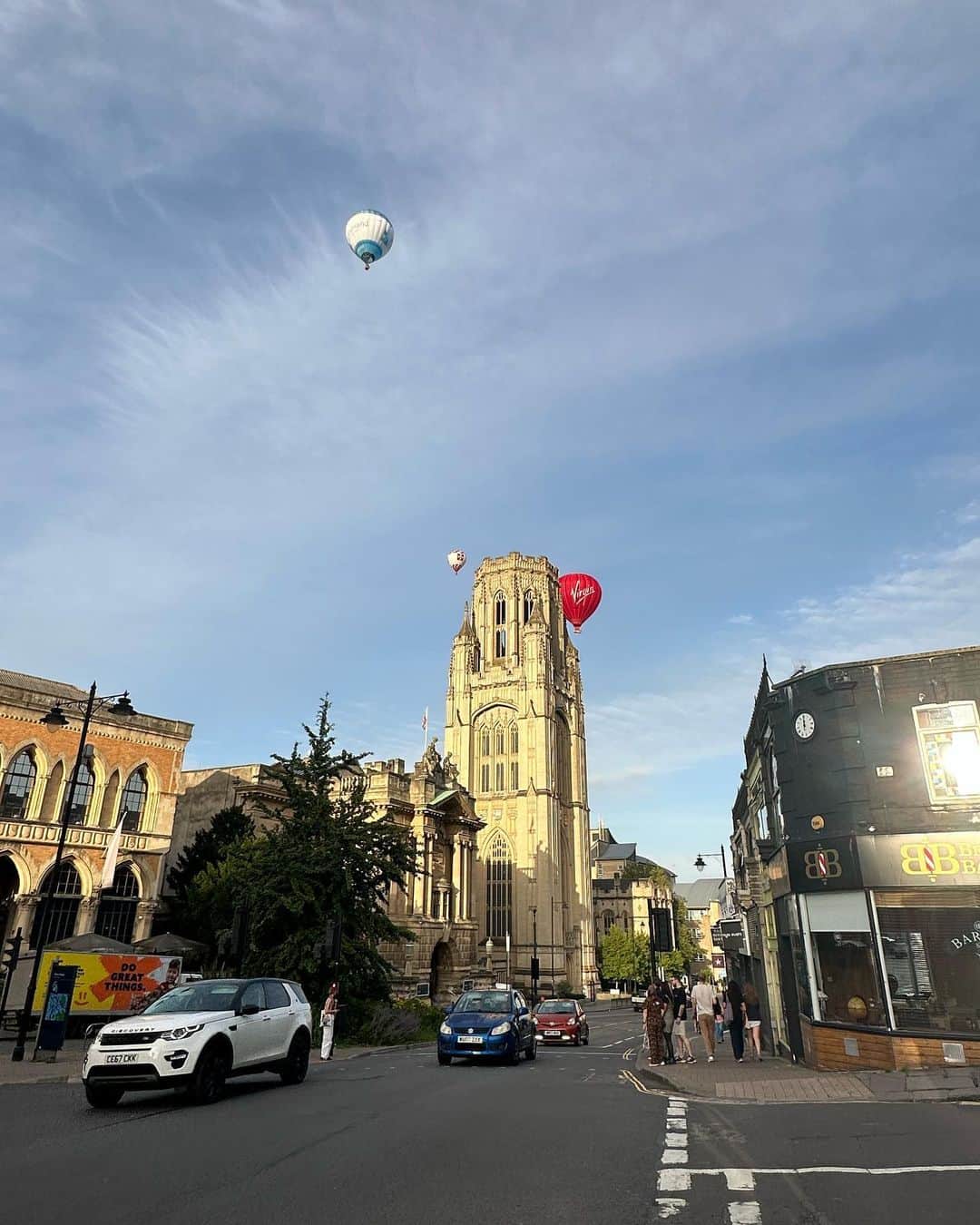 ジョーイ・バートンのインスタグラム：「BRISTOL 💪  Balloon Festival and a @banksy 💙」