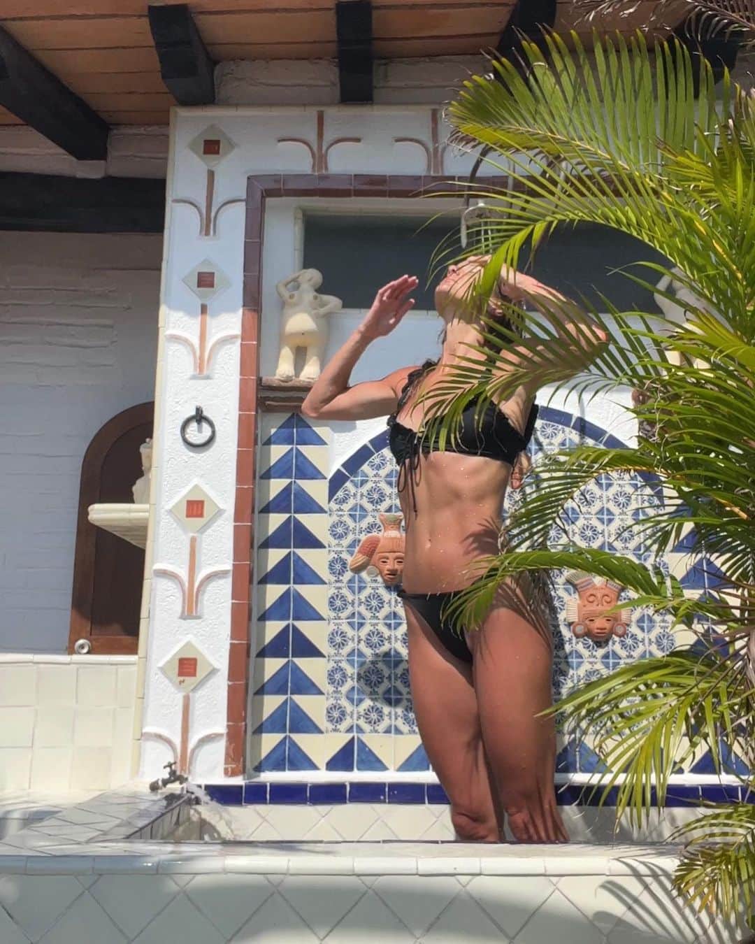 Zoe Ballantyneのインスタグラム：「Sunsets & bikinis on repeat in Mexico. 🌅」