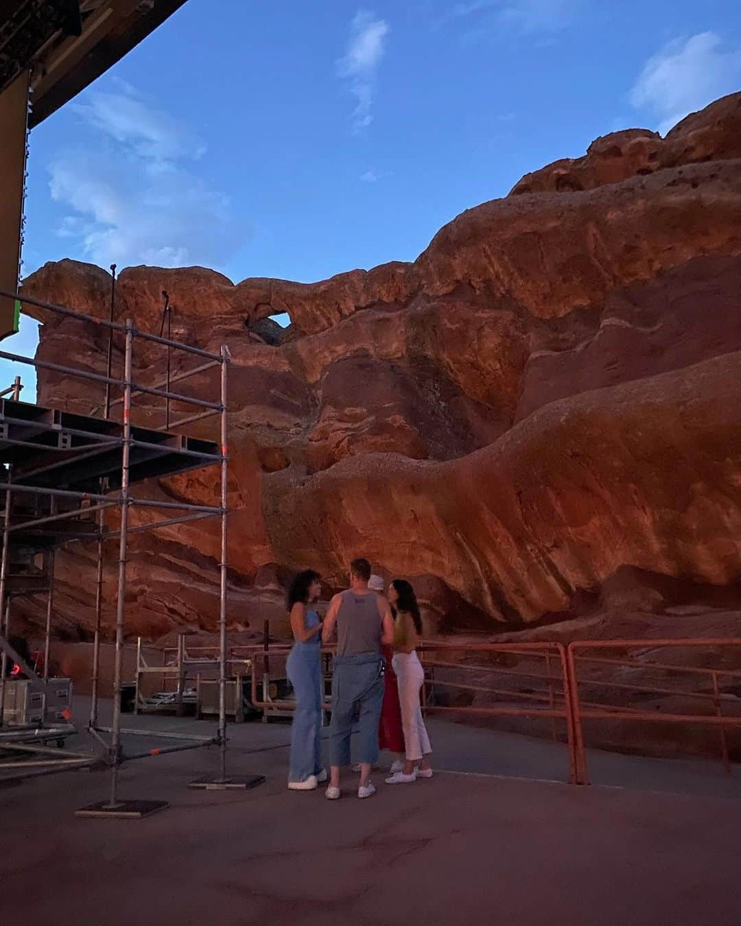 イジー・ビズさんのインスタグラム写真 - (イジー・ビズInstagram)「bts from @redrocksco 🌅」8月12日 3時43分 - izzybizu