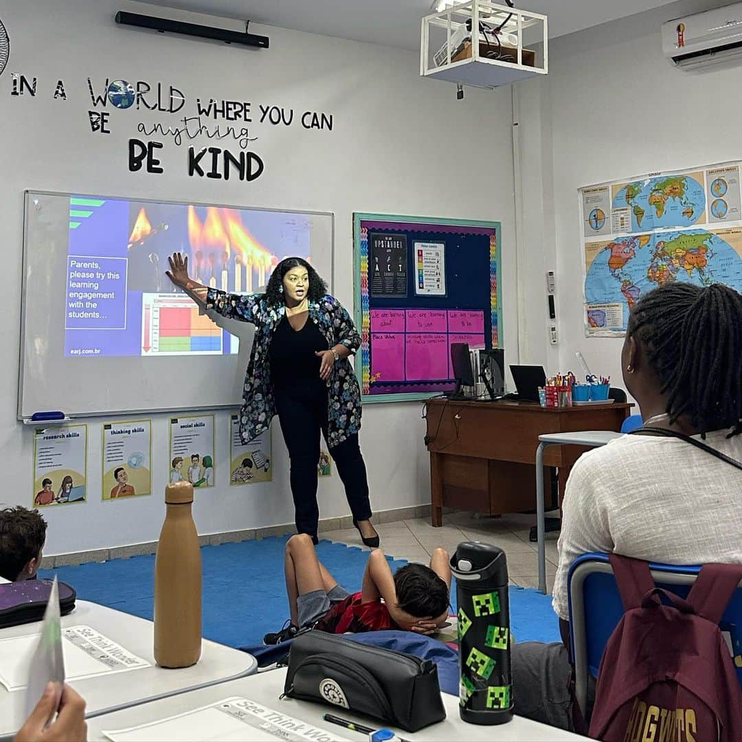 massaferaのインスタグラム：「Relato pequeno de grandes sentimentos. 🌸 Hoje senti um orgulho tão grande de tudo que posso proporcionar pra minha filha… Principalmente na educação escolar consistente, integrativa e global.   Estudei pouco, confesso.  Por falta de esperança, talvez, a minha família não valorizava o estudo, e sim o serviço braçal.  Fui criada assim e sempre questionando tudo - atitude não tão bem vista em casa rs  Hoje, com mais consciência de meus privilégios, mesmo não vindo de uma família de bens materiais, escrevo nostálgica e valorizando, mesmo na adversidade, nas dificuldades, por ignorância ou ingenuidade, minha família buscapé que amo rs, e me estimulou... até pela falta .  E eu voei com a fome de viver aprender, desbravar conquistar, sonhar, realizar, sem esquecer a força braçal, que é muito importante no meu caminho e no caminho que acredito.  Educação, seja de que modo a gente conquiste, é sempre um caminho pra gente superar e perseverar. De preferência, com emoção. 🤍」