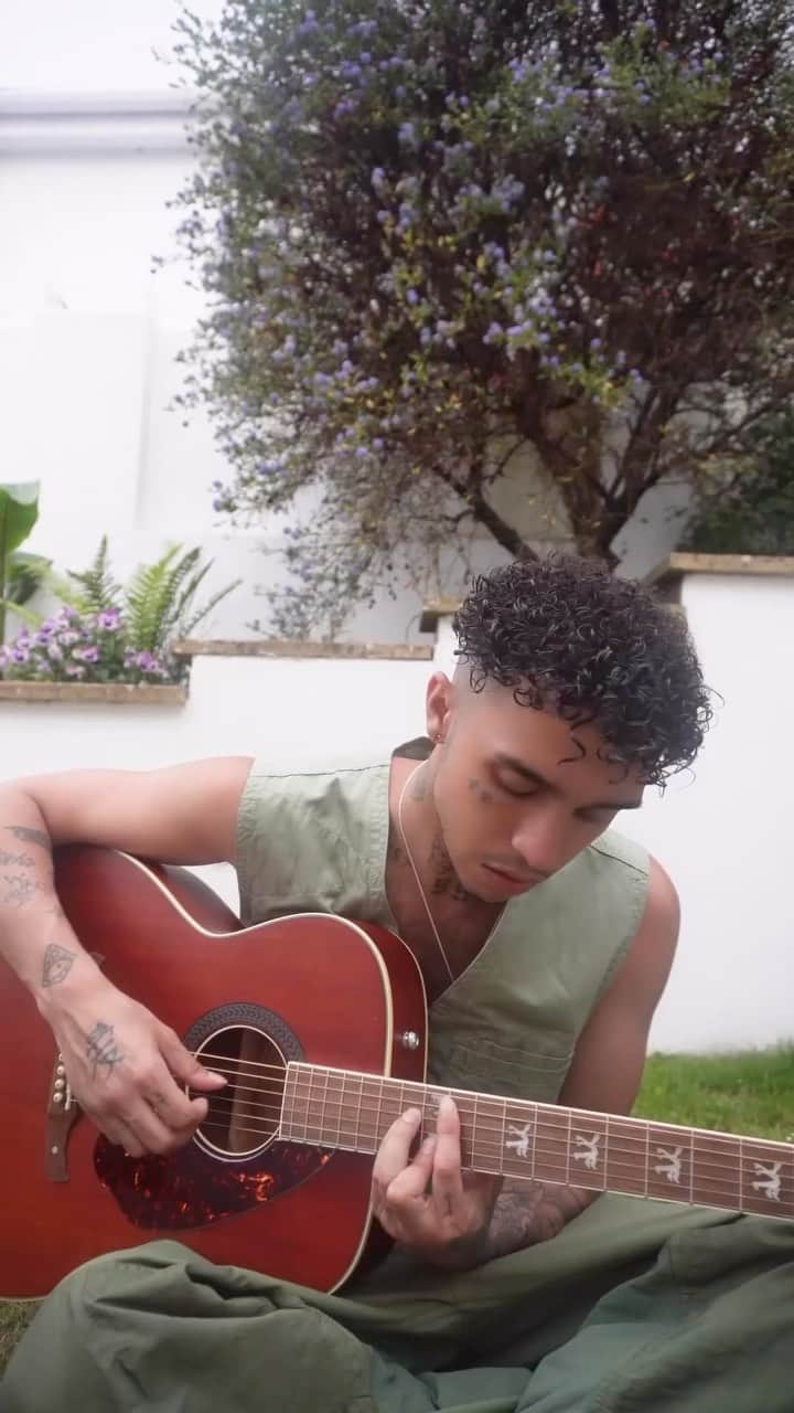 Fender Guitarのインスタグラム：「We could listen to @deyaz all day. Sit down with the Fender Next artist to learn 5 things he can’t live without and hear his latest track. Drop your favorite Deyaz song in the comments!」