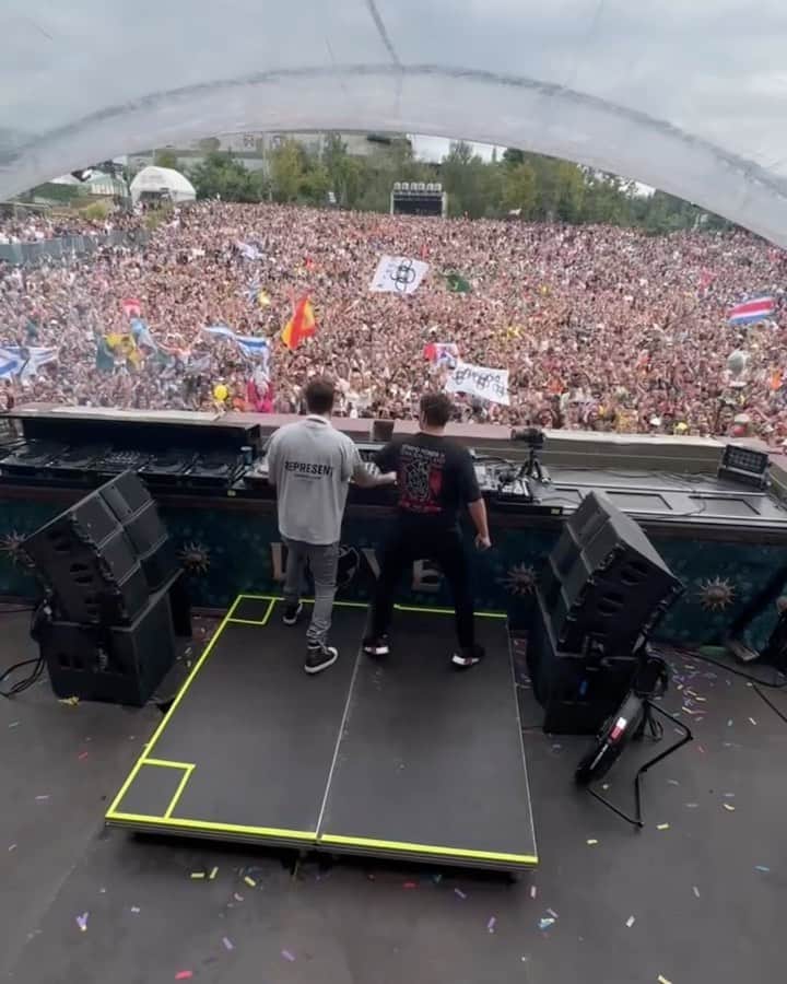 アレッソのインスタグラム：「Some of the many great moments from Martin and I's B2B at Tomorrowland, if you want to see the rest, the full set is up on Martin's Youtube」