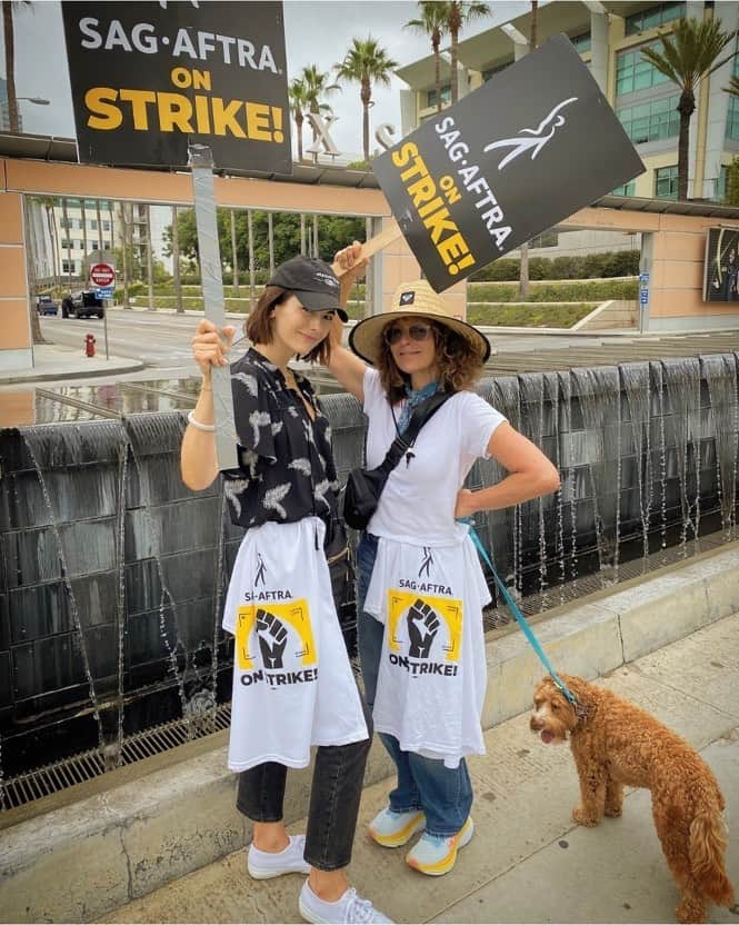 ジェニファー・グレイさんのインスタグラム写真 - (ジェニファー・グレイInstagram)「ending the week #unionstrong 💪🏼with  @camillabelle @sagaftra #sagaftrastrike #sagaftrastrong #wgawest #wgaeast #fairdeal」8月12日 4時13分 - jennifergrey