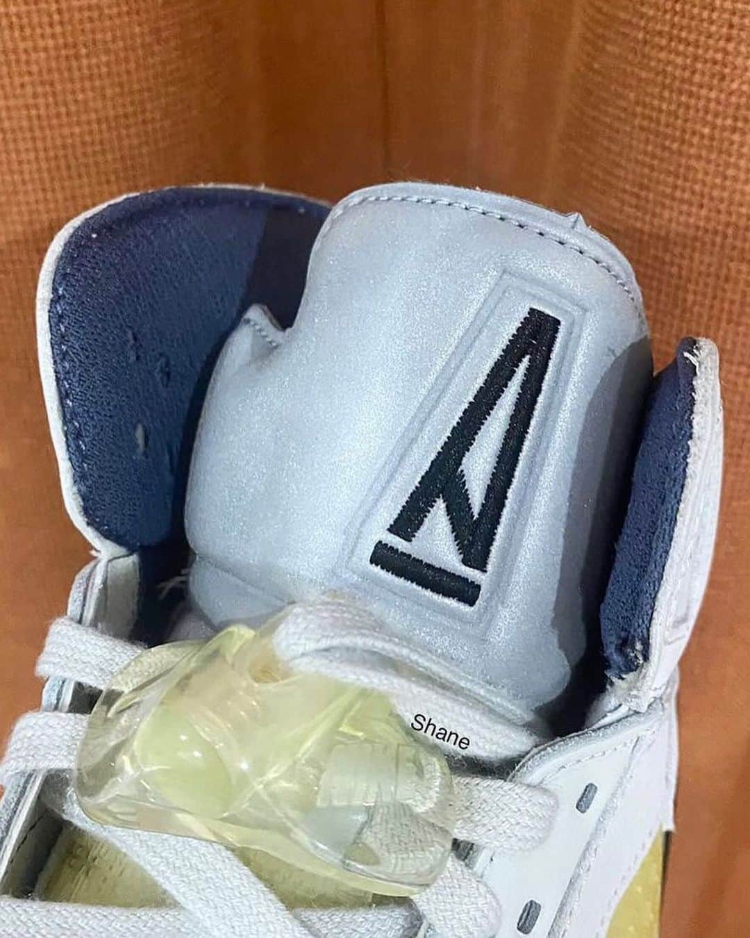 Nice Kicksさんのインスタグラム写真 - (Nice KicksInstagram)「The second pair of @maniere_usa’s Air Jordan 5 duo has surfaced online 👀 What do you think about this colorway? 🤔  LINK IN BIO for more info 📲 📸: @shane_fk」8月12日 4時43分 - nicekicks