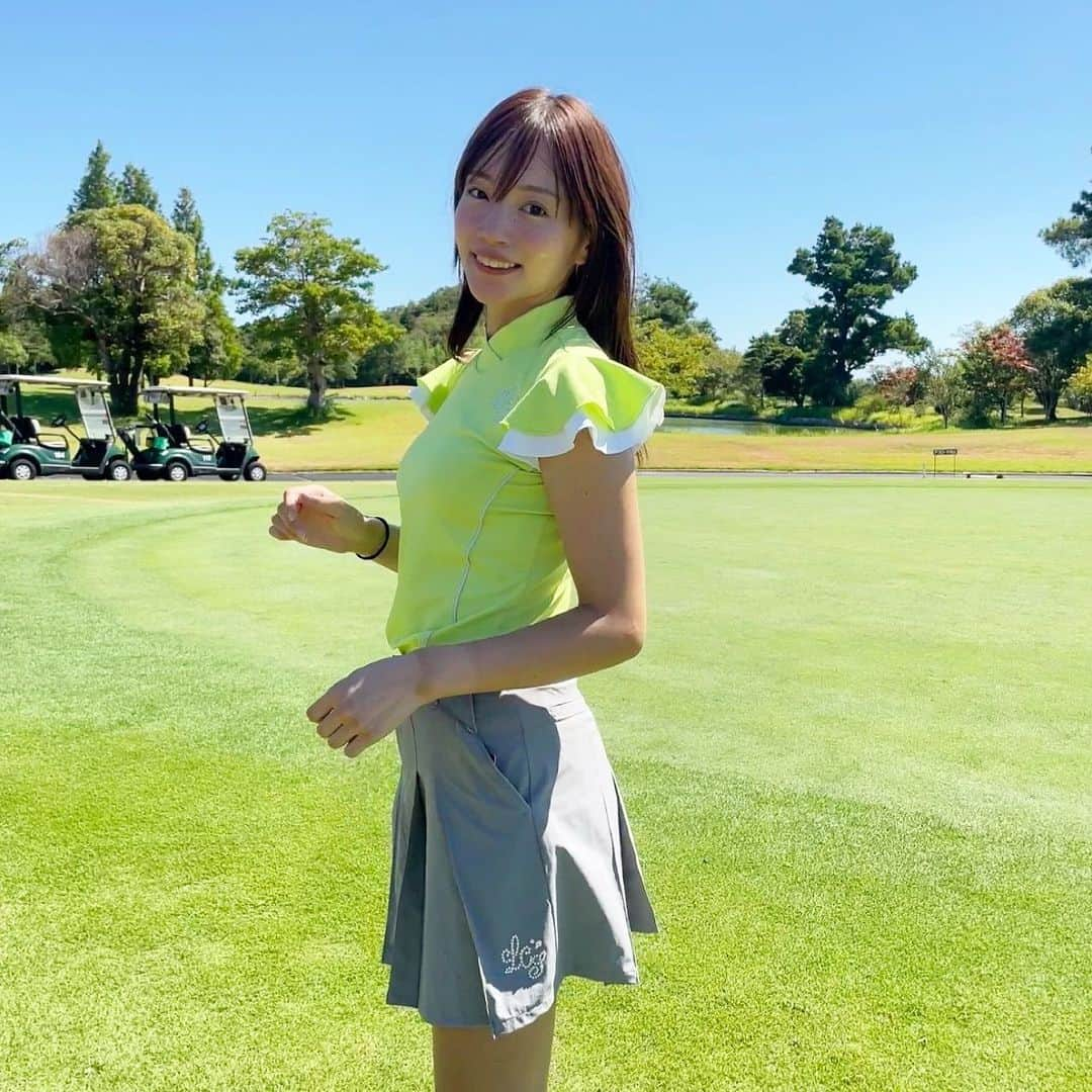 古田ちさこのインスタグラム：「OHAYO🐠💚  アーリー終わっても汗だく💦  @lecoqsportifgolf_rijoume  限定のグリッターコレクション ✦  ライムカラーが真夏のグリーンにとっても映えます⛳️ 風でひらひら(3つめの動画みてね)するお袖に涼を感じてもらえたらいいな🎐そしてこのトップス二の腕細くみせてくれる ! これはポイント高い…💚✨  トップスの胸元やスカートの裾にはスワロフスキーのラインストーン、パイピングもラメ系が使われていたりネックも衿になっていたりと細部のこだわりが流石なの✨ 華やかだけど派手すぎない、大人向けゴルフウェアです🧚  メンズもあるよ⸝⋆  📍#丸の内倶楽部 この日は100ぴったり。 あと1打と思うと… 特にパターに後悔が残るよね。🤣  #rijoume #リジューム #グリッターコレクション  #ゴルフ女子 #ゴルフコーデ #ゴルフウェア #ゴルフウェアレディース #ゴルフ女子コーデ #ゴルフスイング #ゴルフ場 #ルコック #ルコックゴルフ #ルコックスポルティフ #rijoume #リジュームスタイル #lecoqgolf #lecoqsportif #lecoq #ルコック女子 #千葉ゴルフ」