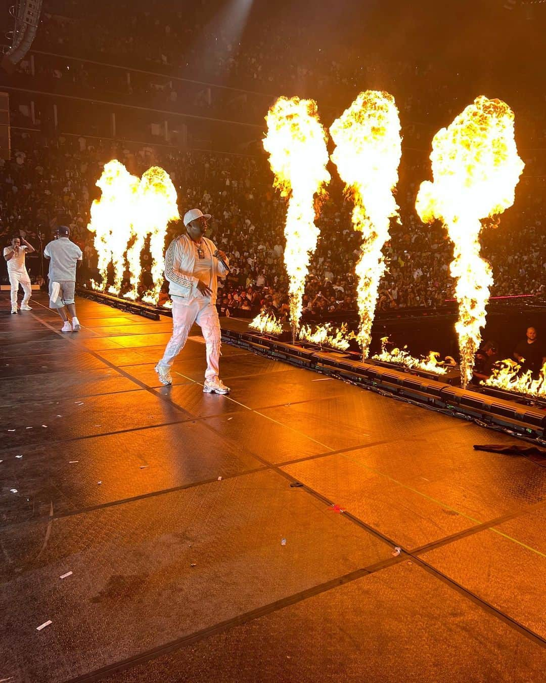 トニー・イエイヨーのインスタグラム：「We literally keeping these shows on FIRE 🔥 every night 📍Hartford, CT Y'all ready for tonight‼️‼️  #FinalLapTour #GLG #PASSPORTBOYZ」