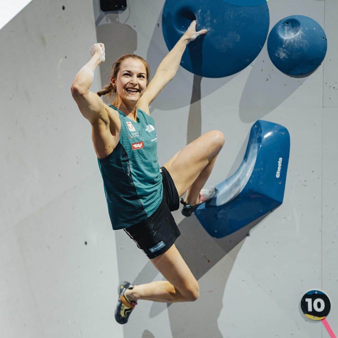 ジェシカ・ピルツのインスタグラム：「On Fire 🔥💯 @jessy_pilz wins 🥈 in the Olympic Combined at the World Championships @climbingbern2023 and took her @paris2024-ticket 🇦🇹 Congrats, Jessy 🤩🔝  #austriaclimbing #bern2023 📸: @ifsclimbing | @lenadrapella」
