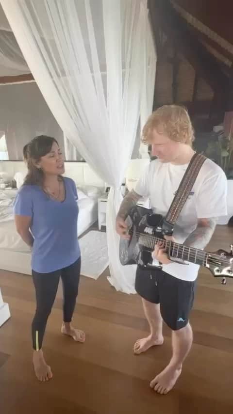 ナタリー・インブルーリアのインスタグラム：「Just home from a magical week on Necker Island… still can’t believe I got to sing Torn with Ed to all our friends!! @teddysphotos Here’s us running through it with @bransonsam and Isabella who I also got to sing with! LOVE YOU GUYS! @wavesrushin @belliebranson @holly_branson  #neckerisland #wavesrushin #torn #edsheeran #wow 💜🦋☀️🌈💃🏽」
