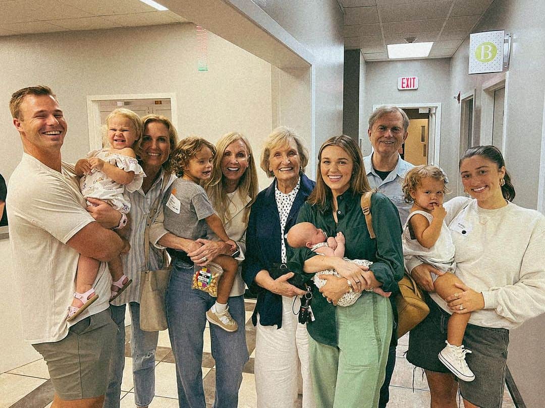 コリー・ロバートソンのインスタグラム：「@legitsadierob preached a powerful message at our church this week, go mama!! Then the whole fam had to go together to pick up the kids from the nursery, of course, ha! Everyone starts walking faster as we get closer to be the first to get there🤗anybody else do that?!? 😂#5generations    “He commanded our ancestors to teach them to their children, so the next generation might know them— even the children not yet born— and they in turn will teach their own children. So each generation should set its hope anew on God, not forgetting his glorious miracles and obeying his commands.” ‭‭Psalms‬ ‭78‬:‭5‬-‭7‬ ‭」