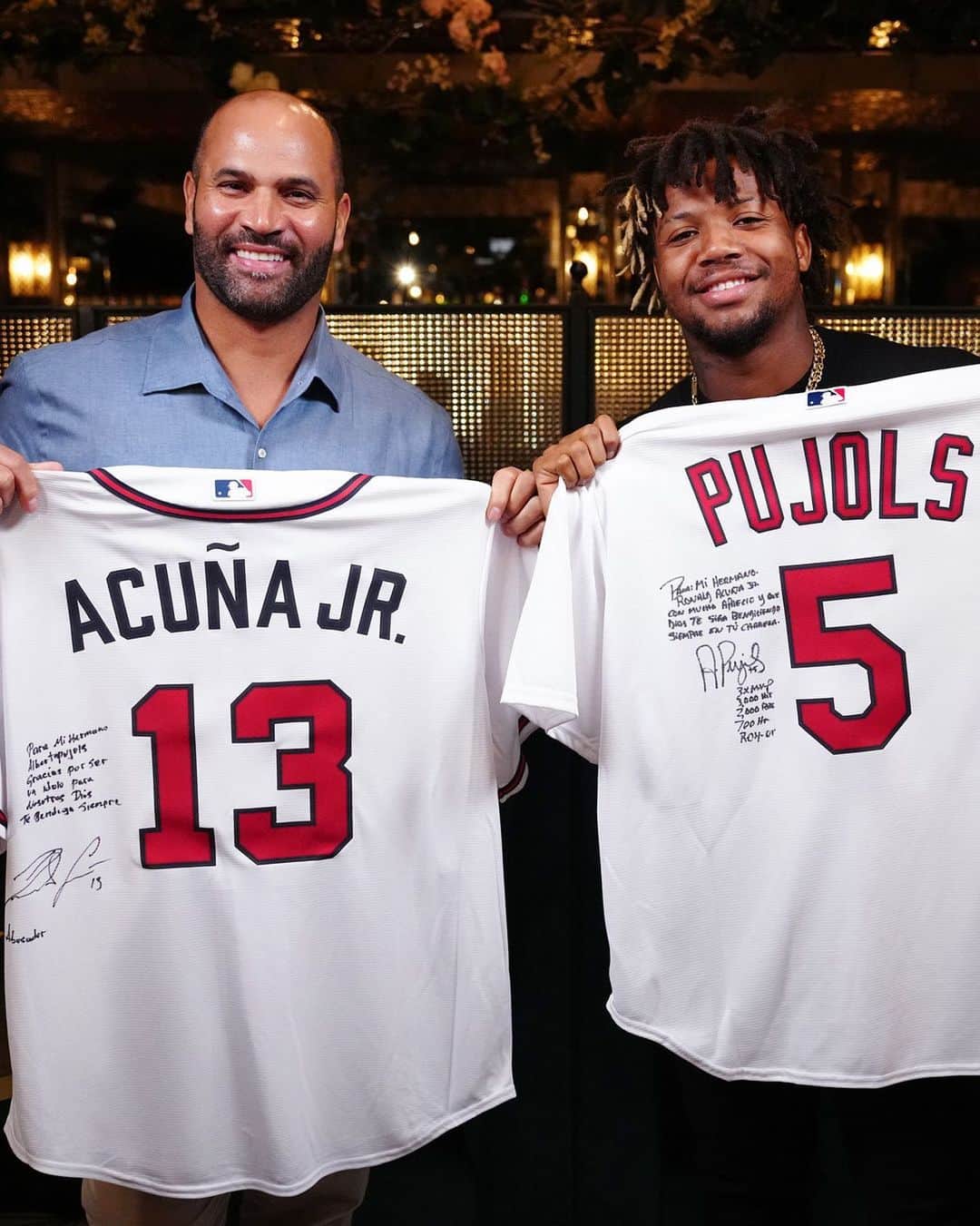 MLBさんのインスタグラム写真 - (MLBInstagram)「@ronaldacunajr13 and @albertpujols met up today and exchanged autographed jerseys with personalized messages ❤️」8月12日 5時38分 - mlb