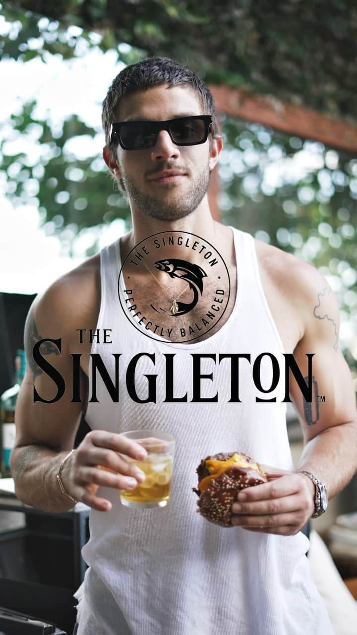 Chay Suedeのインスタグラム：「Hamburger na churrasqueira é um clássico nada clássico aqui em casa, e fica ainda melhor com @thesingletonwhisky  Qual vai ser a combinação com Singleton por aí neste fim de semana?  Aprecie com moderação. Não compartilhe com menores de 18 anos.  @clubenadaclassico」