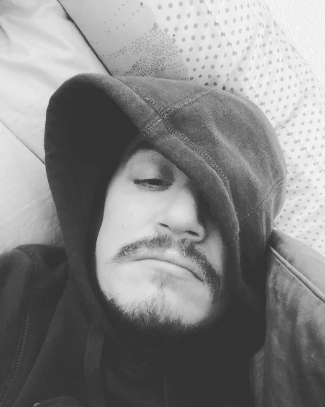 カイル・ガルナーのインスタグラム：「Who has two thumbs and just got a double hernia surgery and is super sensitive to the post op pain medication and it’s making him puke his guts up….. this guyyyyy 👍👍. Happy Friday y’all.」