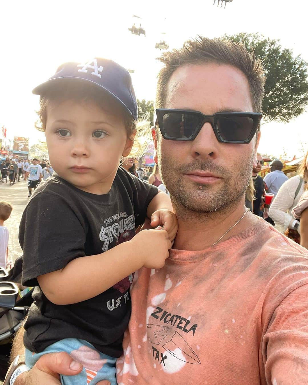 Samuel Lippkeさんのインスタグラム写真 - (Samuel LippkeInstagram)「OC fair last night with the fam. Felt like old times but now with a little different approach and set up. Penelope loved it and I even got a thrill ride in myself. Now to detox from allll the food we decided to eat. Hamburger, ribs, wings, fries, milkshake, pizza & beer. Auggghhh I felt so gross last night haha back to the healthy diet. But memories were made 🎡🎠🎢🎟️🦄😝 #ocfair #thelippkes」8月12日 5時54分 - samuel.lippke