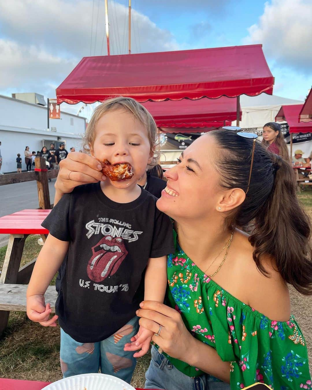 Samuel Lippkeさんのインスタグラム写真 - (Samuel LippkeInstagram)「OC fair last night with the fam. Felt like old times but now with a little different approach and set up. Penelope loved it and I even got a thrill ride in myself. Now to detox from allll the food we decided to eat. Hamburger, ribs, wings, fries, milkshake, pizza & beer. Auggghhh I felt so gross last night haha back to the healthy diet. But memories were made 🎡🎠🎢🎟️🦄😝 #ocfair #thelippkes」8月12日 5時54分 - samuel.lippke