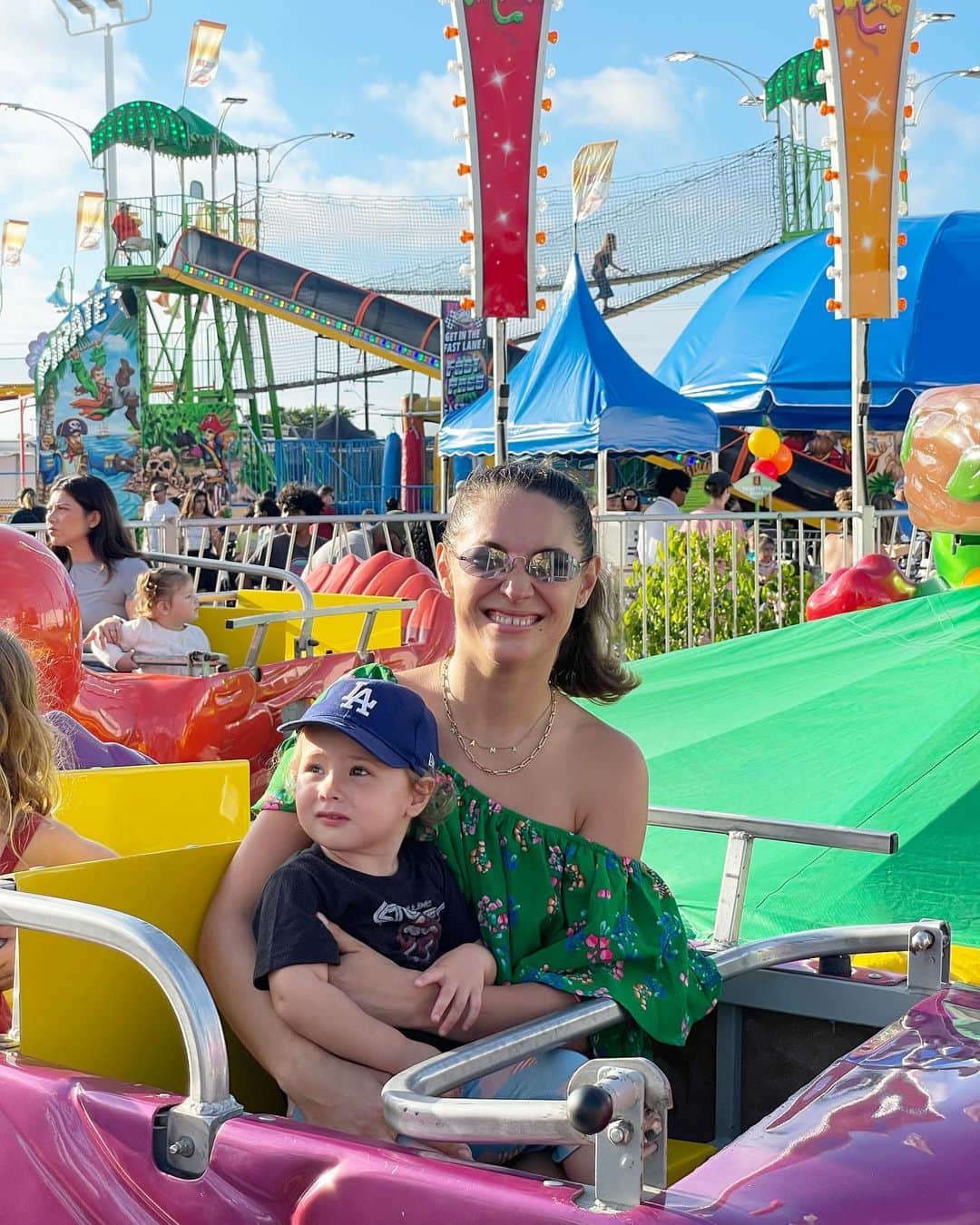 Samuel Lippkeさんのインスタグラム写真 - (Samuel LippkeInstagram)「OC fair last night with the fam. Felt like old times but now with a little different approach and set up. Penelope loved it and I even got a thrill ride in myself. Now to detox from allll the food we decided to eat. Hamburger, ribs, wings, fries, milkshake, pizza & beer. Auggghhh I felt so gross last night haha back to the healthy diet. But memories were made 🎡🎠🎢🎟️🦄😝 #ocfair #thelippkes」8月12日 5時54分 - samuel.lippke