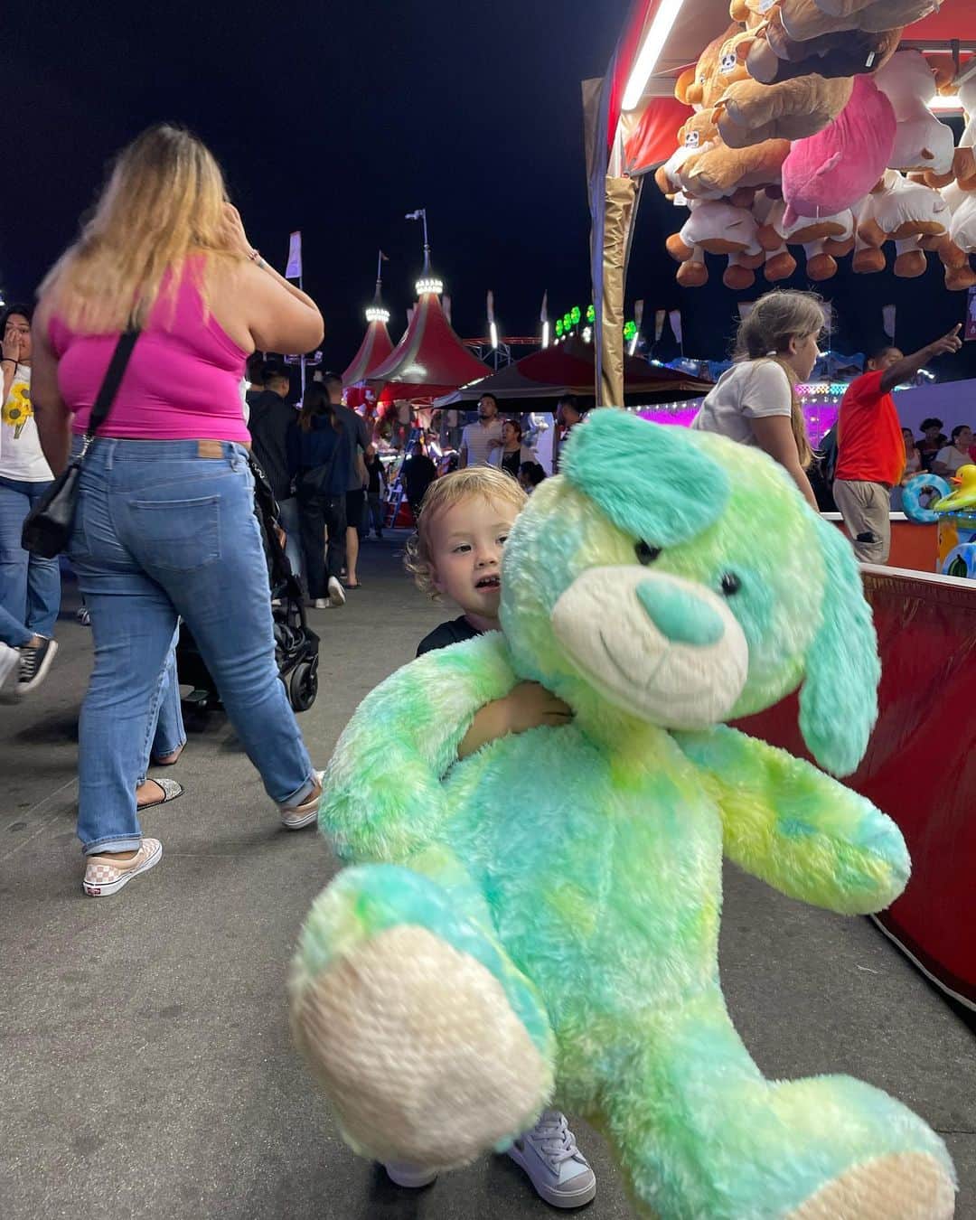 Samuel Lippkeさんのインスタグラム写真 - (Samuel LippkeInstagram)「OC fair last night with the fam. Felt like old times but now with a little different approach and set up. Penelope loved it and I even got a thrill ride in myself. Now to detox from allll the food we decided to eat. Hamburger, ribs, wings, fries, milkshake, pizza & beer. Auggghhh I felt so gross last night haha back to the healthy diet. But memories were made 🎡🎠🎢🎟️🦄😝 #ocfair #thelippkes」8月12日 5時54分 - samuel.lippke