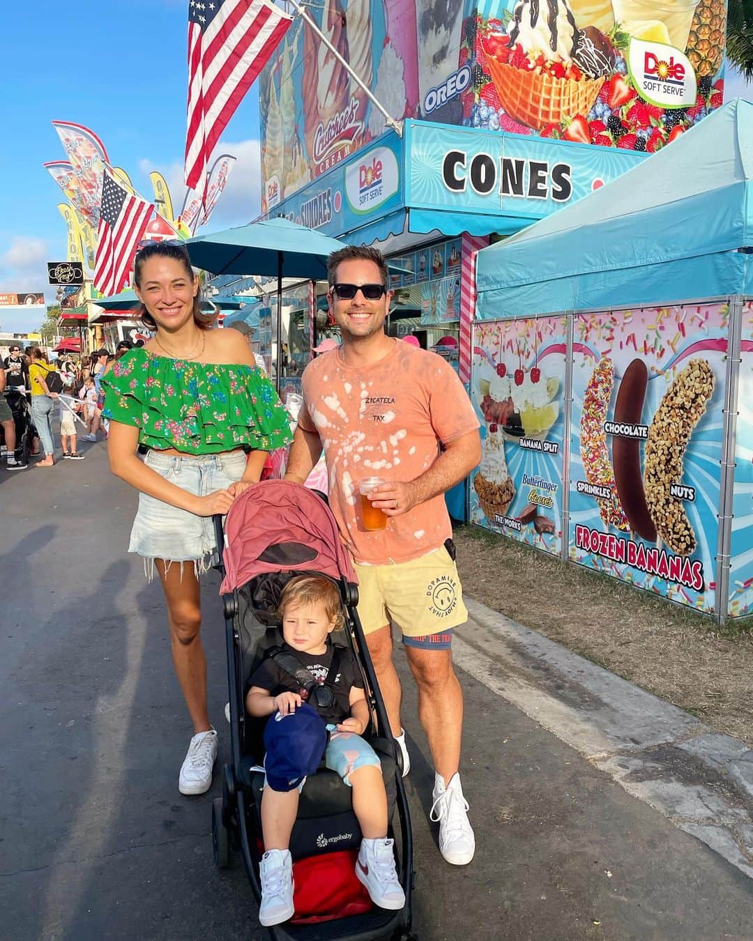Samuel Lippkeのインスタグラム：「OC fair last night with the fam. Felt like old times but now with a little different approach and set up. Penelope loved it and I even got a thrill ride in myself. Now to detox from allll the food we decided to eat. Hamburger, ribs, wings, fries, milkshake, pizza & beer. Auggghhh I felt so gross last night haha back to the healthy diet. But memories were made 🎡🎠🎢🎟️🦄😝 #ocfair #thelippkes」