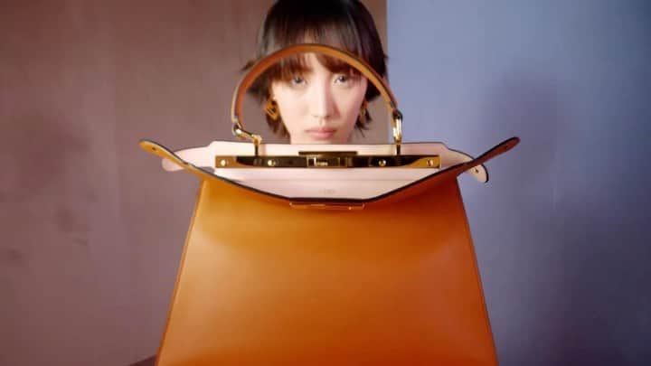 IMG Modelsのインスタグラム：「In The Bag. 👜 @xiru.yang_ @rey_carly + @mary_ukech front #Fendi’s new #FendiFW23 campaign. 🎥 @johnnydufort 👗 @themelanieward ✂️ @benjaminmullerhair 💄 @lynseyalexander #IMGmodels」