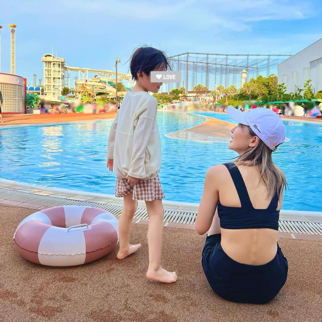 のりこさんのインスタグラム写真 - (のりこInstagram)「夏休み🌻 @yomiuriland の「プールWAY」に行ってきました！！最高気温38度の猛暑日🌞日中フルで遊ばせるのはちょっと心配だったので、少し暑さが落ち着いた夕方からナイトプールまでたっぷり楽しんできました！！ 新オープンのエリア「わいわいジャングル」では、スライダーや上から大量の水がかかる大きなバケツに子どもたちは大はしゃぎ！！流れるプールや波のプール、アンパンマンエリアなど、たくさんのプールがあり大人も子どもも閉園まで目一杯楽しめました！夜に見た波のプールでの放水ショーも最高だった🩷 5歳差姉弟だと、それぞれ楽しめるものが変わってきて家族で出かける時もどこに連れて行こうか迷っちゃうのですが、プールは文句なしに二人とも大満足！！👧🏻👦🏻💕 子ども達もまた絶対行きたい！！と言ってるので、夏休み中あと1回行ってきます！！🚗💨 #よみうりランド #プールway #pr #夏休み #プール #子連れお出かけ #子連れスポット #5歳差 #5歳差姉弟 #5歳差きょうだい #10歳 #5歳 #10歳女の子 #5歳男の子」8月12日 11時36分 - nocha1225