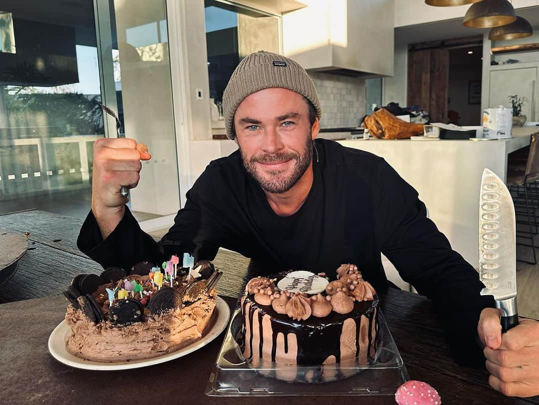 クリス・ヘムズワースさんのインスタグラム写真 - (クリス・ヘムズワースInstagram)「Thank you for all the birthday wishes! Another lap around sun and still goin strong! I can safely say not a single piece of cake made it through the night 🎂 🍰 🧁」8月12日 6時11分 - chrishemsworth