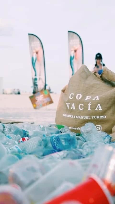 シャキーラのインスタグラム：「#CopaVaciaCleanUp #ShakiraCleanUp 🌊🧜‍♀️」