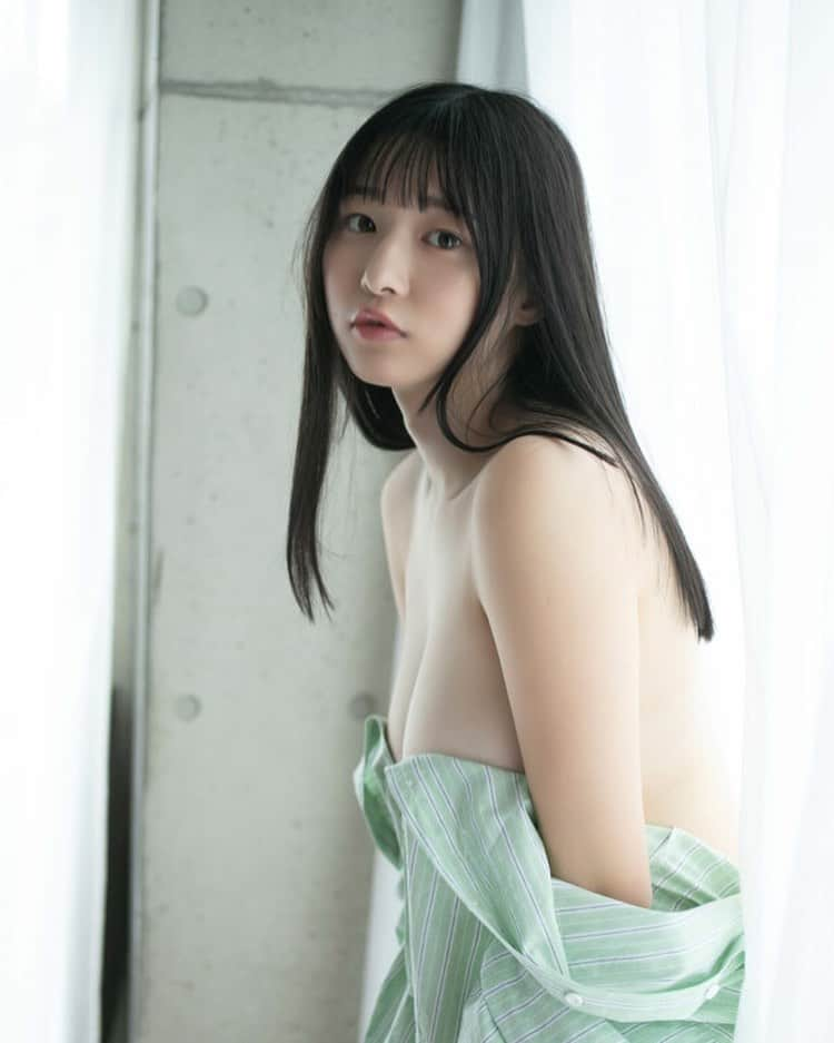 我妻ゆりかのインスタグラム：「おはよう、起きた？？？  これの動いているイメージビデオは 《そんな君が大好きだよ！ちゅっ》ICONIQさんから販売されているよ💓  私は生まれつき両耳難聴で、補聴器を付けながら生活をしているんだけど、過去に虐めを受けたこともあるし、耳が聴こえないことに対して凄くコンプレックスだったの…  だけど今のマネージャーさんが事務所さんが、この世界に連れ出してくれて自分の居場所ができた気がしてすっごく嬉しかったんだ🥲  DVDのお仕事は 人生で初めて《わたし》が主役のお仕事だった  補聴器を付けたまま演じたり、見てくれる人を想像しながら言葉を話したりすることはすっっごくたのしくて好きな時間なんだ🫶  補聴器をつけていることは恥ずかしくない。  そう思わせてくれたお仕事でもあるんだ💭特別！  このDVDは彼女感いっぱいでちょっとドキドキする場面もたくさんあるからオススメです！  #グラビア #グラビアアイドル #アイドル#補聴器#難聴」