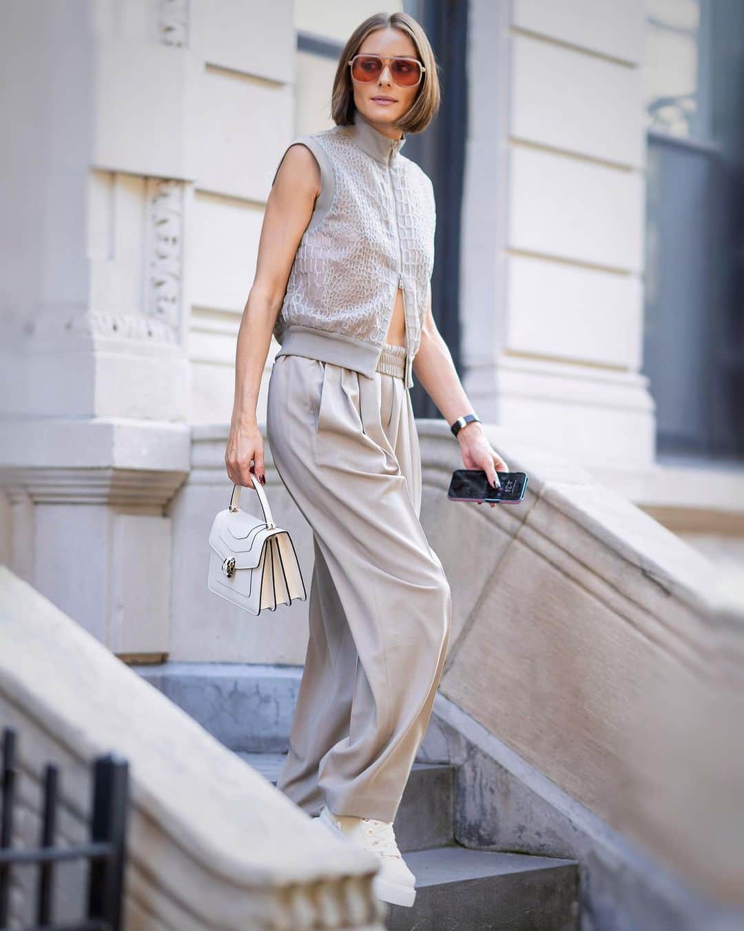 オリヴィア・パレルモのインスタグラム：「Sandy gray all day ⬜️  📷: @thestewartofny」