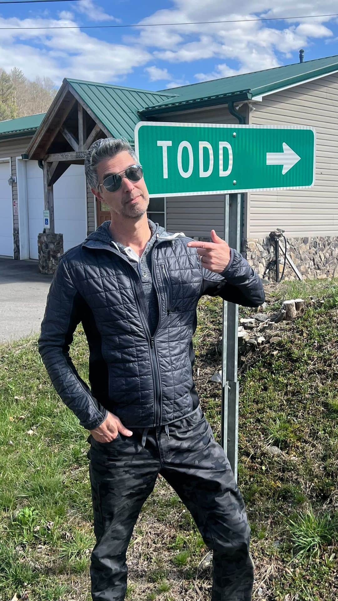 イリナ・ヴォロニーナのインスタグラム：「Welcome to city of Todd, NC - where all Todds originated 😃 #todd #happybirthday #northcarolina #comedy」