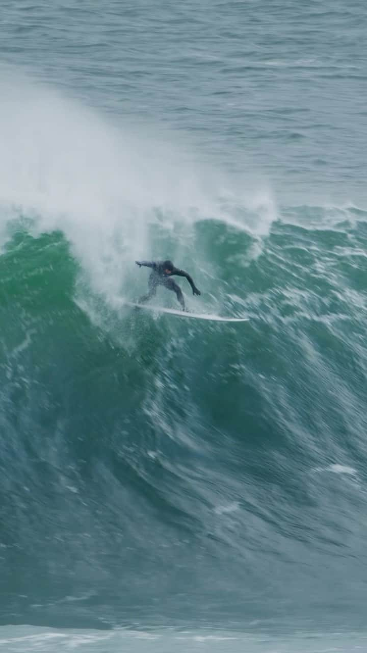 クイックシルバーのインスタグラム：「Wait for it.  @mikeywright69 going full throttle on a 8’6 x 20 3/4” x 3 1/8”  @jsindustries1 🦎」