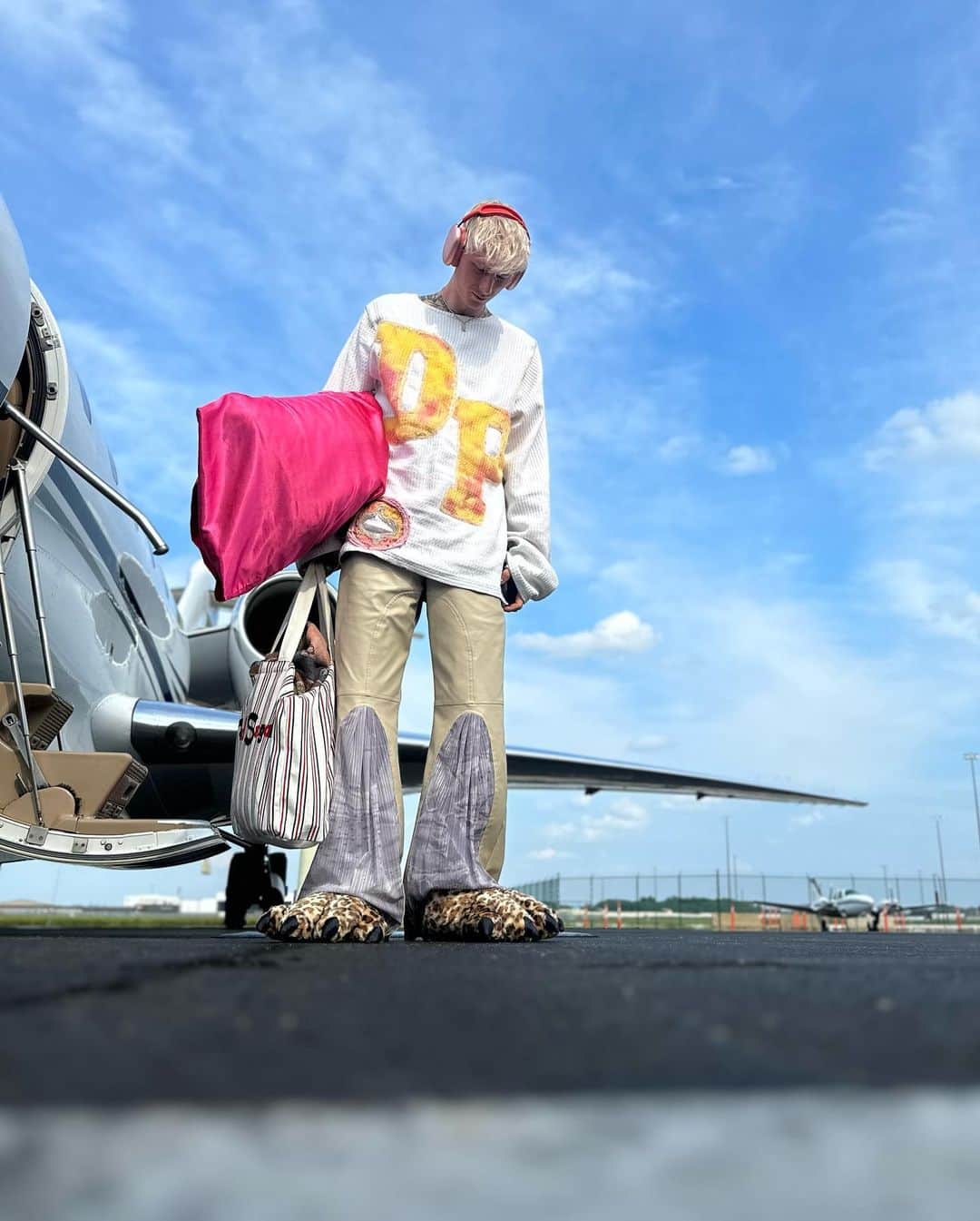 Young Gunnerのインスタグラム：「around the world and back to Cleveland for MGK day🕺🏼crazy that this is a real holiday, lets turn the city up 2nd year in a row 👏🏼👏🏼」